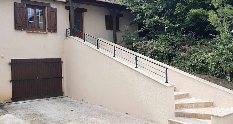 mur de soutènement et escalier en travertin